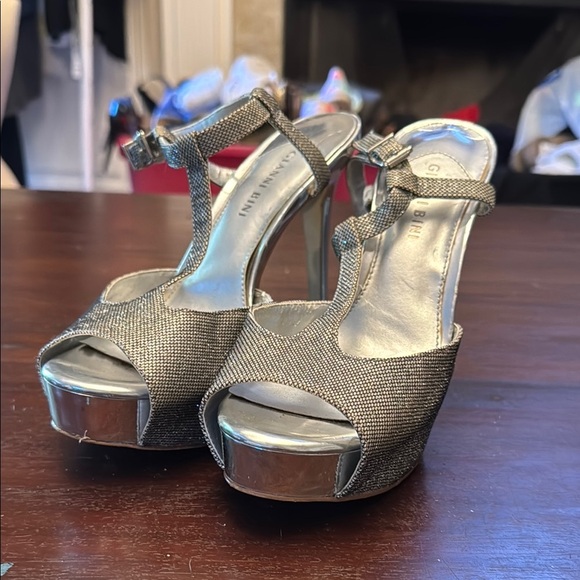 Gianni Bini silver metallic platform heels size 8.5 - Picture 1 of 7